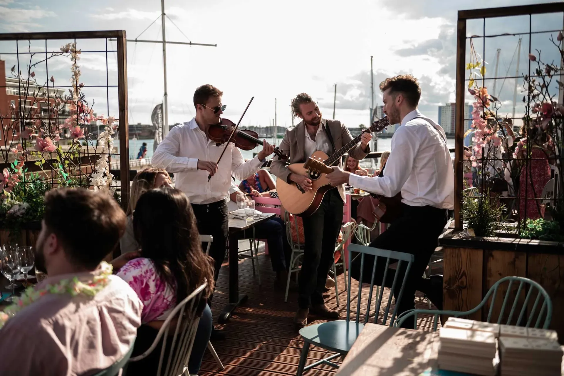 Live Bands & Roaming Musicians