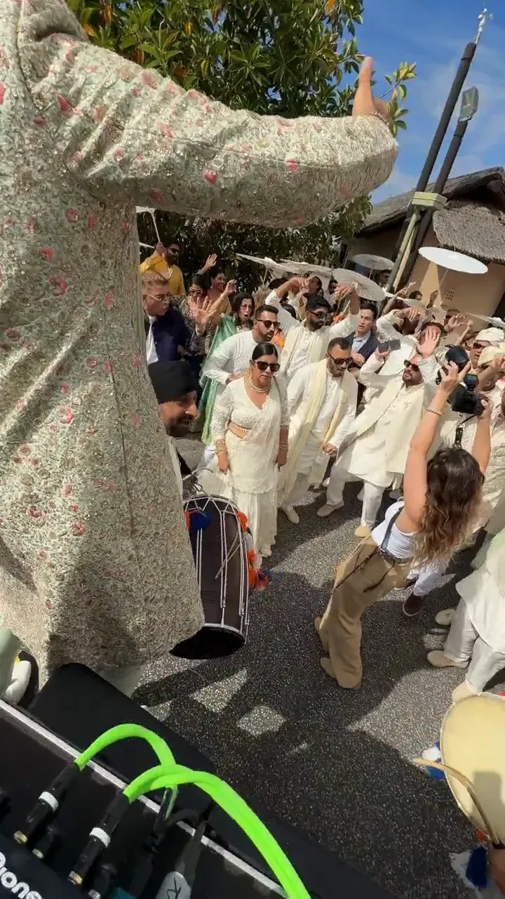 Baraat with live DJ, the UK