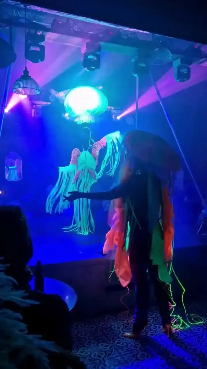 Jellyfish hair hang
