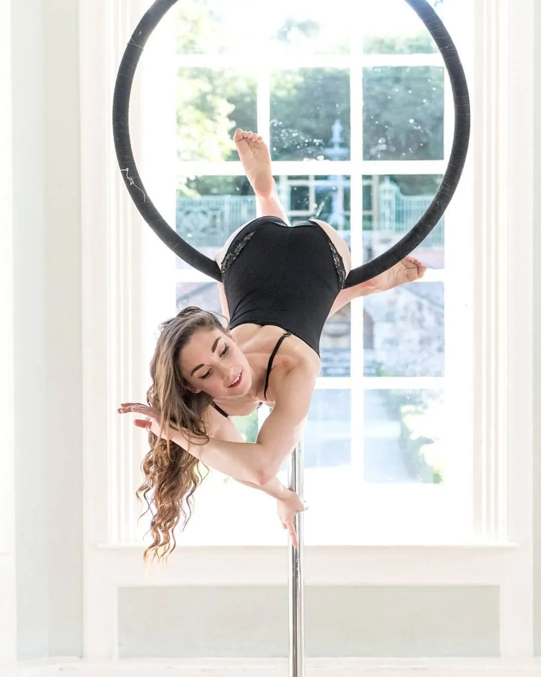 Freestanding aerial hoop for shows or champagne pouring: aerial performers