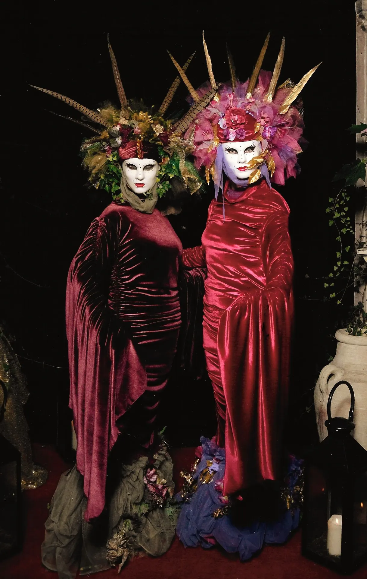Venetian twins: living statues, enchanted garden theme