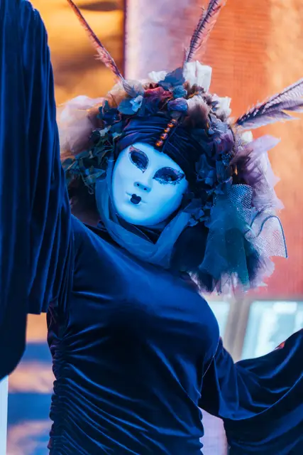 Floral venetian Geisha version Halloween Barcelona: living statues, enchanted garden theme